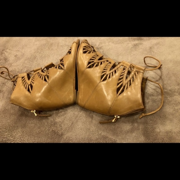 Knock-Out Dolce Vita Leather Wedge Lace-Up Shoes - Picture 7 of 7